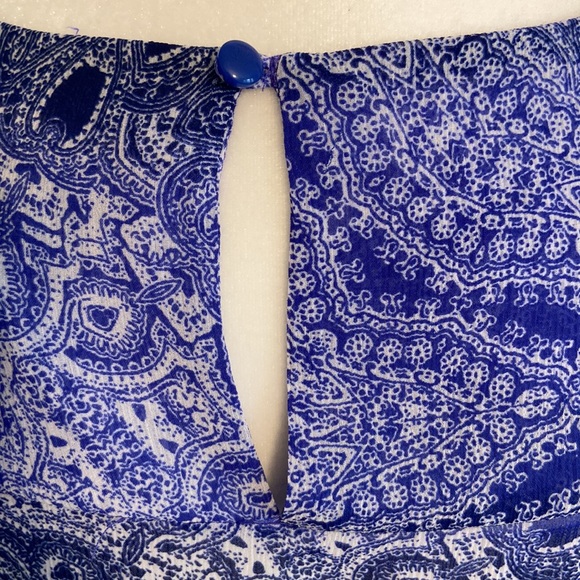 Beautiful Vintage Silky Blue Asymmetrical Summer Lightweight Blouse. Size US 6. - Picture 6 of 10